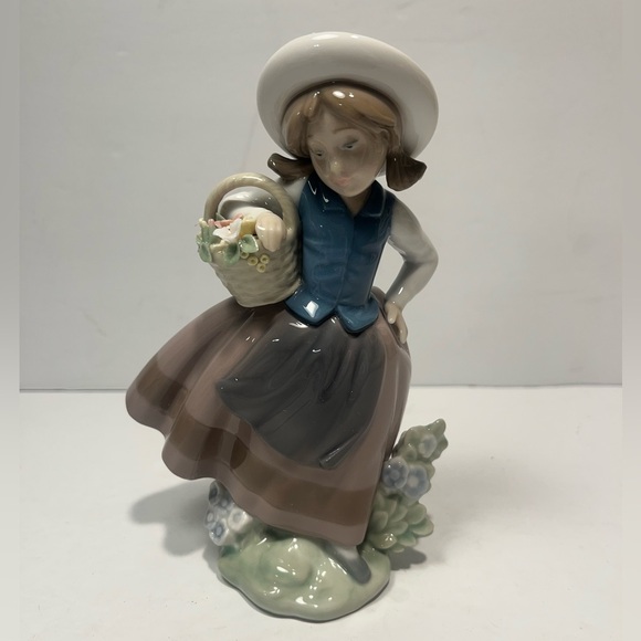 LLADRO Sweet Scent #5221 Girl Flower Basket Porcelain Figurine 6.5" Original Box - Picture 1 of 8